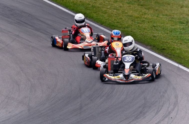  Kart-Rennen auf einer geschlossenen Rennstrecke 